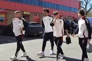 娱乐官网-记者：卢克肖跟球队抵达老特拉福德，他将进入曼联大名单