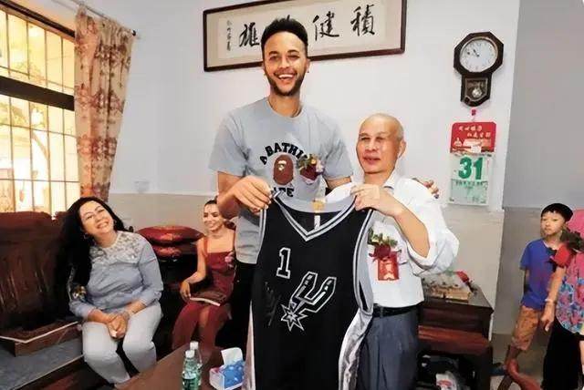 【人物】曝男篮将归化安德森 李凯尔有1/8中国血统